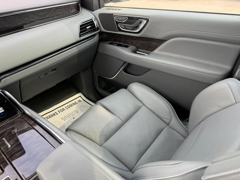 Lincoln Navigator L Vehicle Full-screen Gallery Image 11