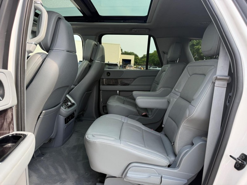 Lincoln Navigator L Vehicle Full-screen Gallery Image 12