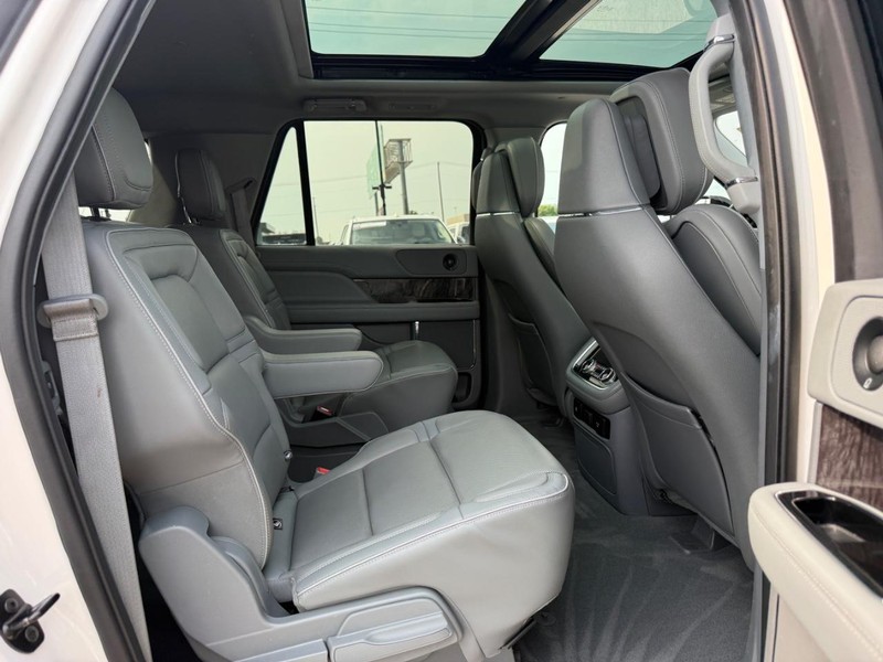 Lincoln Navigator L Vehicle Full-screen Gallery Image 13