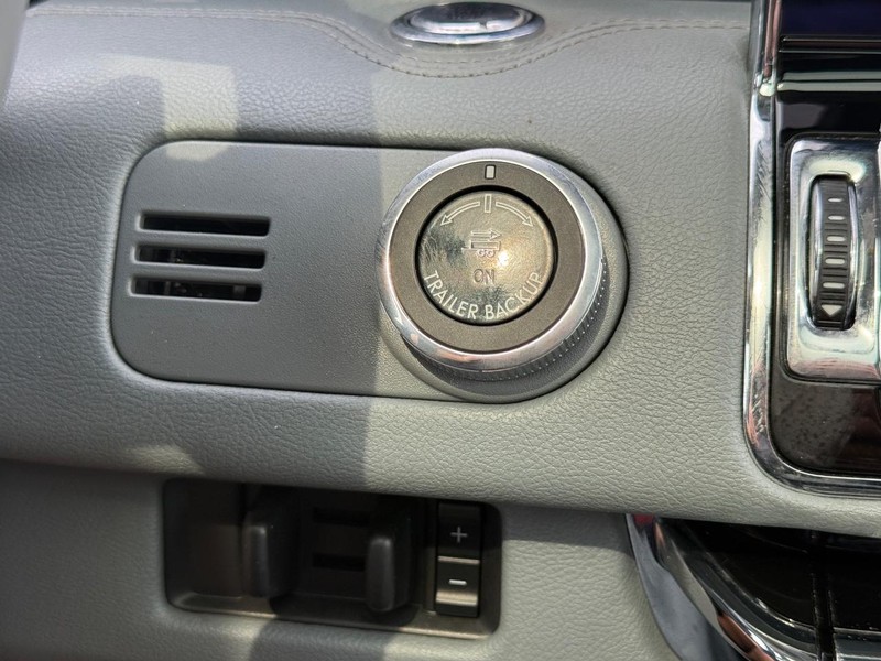 Lincoln Navigator L Vehicle Full-screen Gallery Image 14