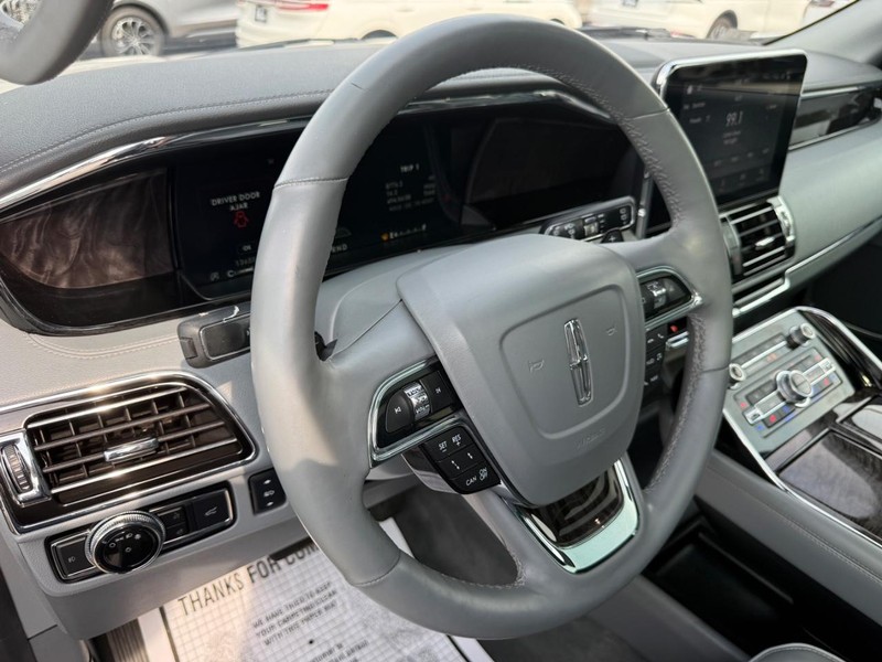 Lincoln Navigator L Vehicle Full-screen Gallery Image 15