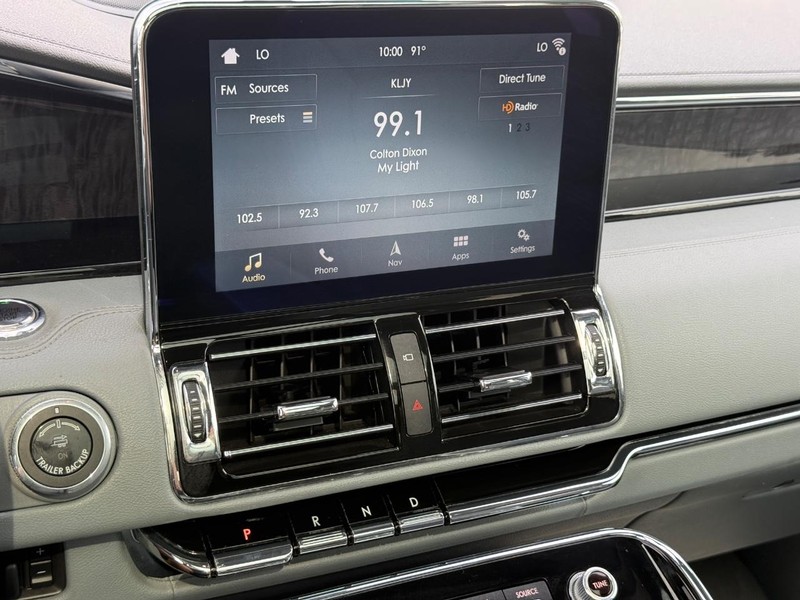 Lincoln Navigator L Vehicle Full-screen Gallery Image 16