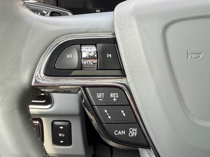 Lincoln Navigator L Vehicle Full-screen Gallery Image 17