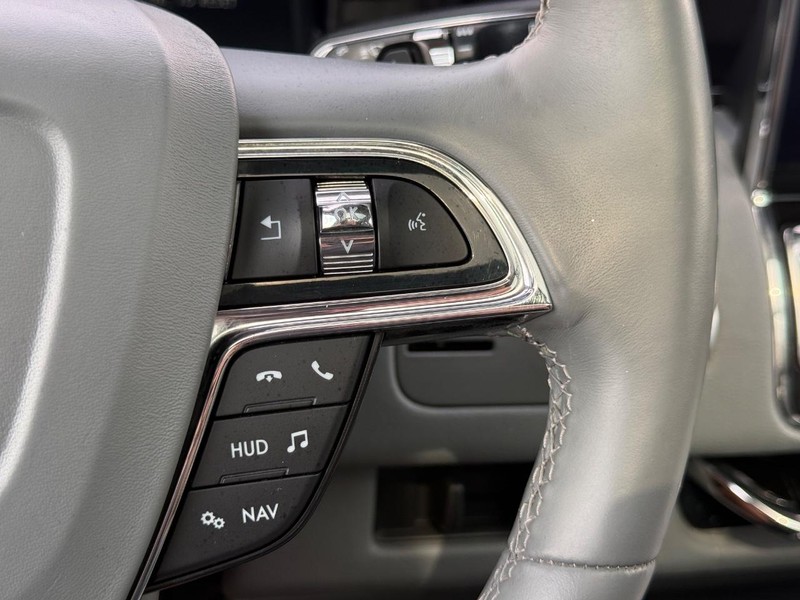 Lincoln Navigator L Vehicle Full-screen Gallery Image 18