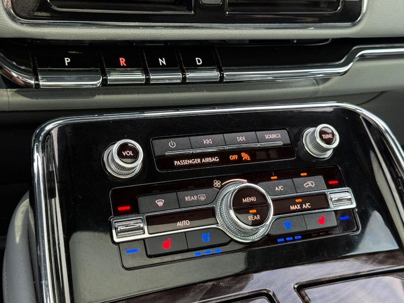 Lincoln Navigator L Vehicle Full-screen Gallery Image 21