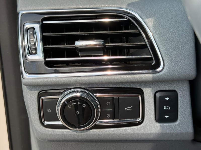 Lincoln Navigator L Vehicle Full-screen Gallery Image 22
