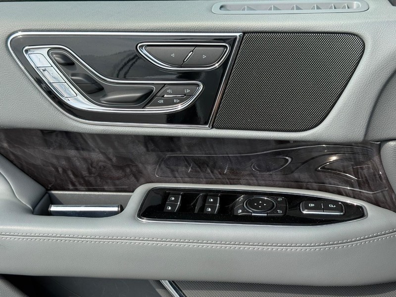 Lincoln Navigator L Vehicle Full-screen Gallery Image 23