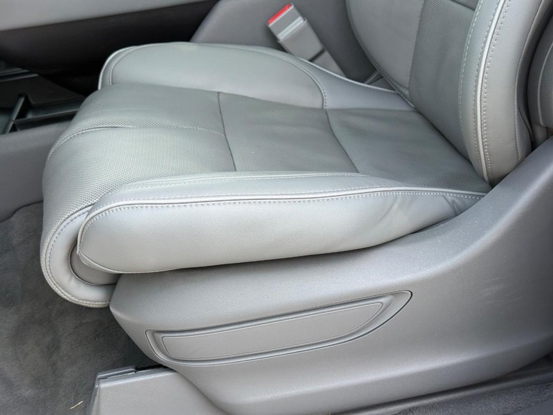 Lincoln Navigator L Vehicle Full-screen Gallery Image 24