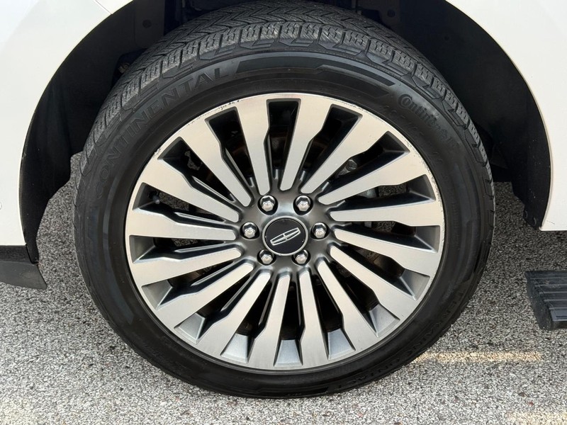 Lincoln Navigator L Vehicle Full-screen Gallery Image 25