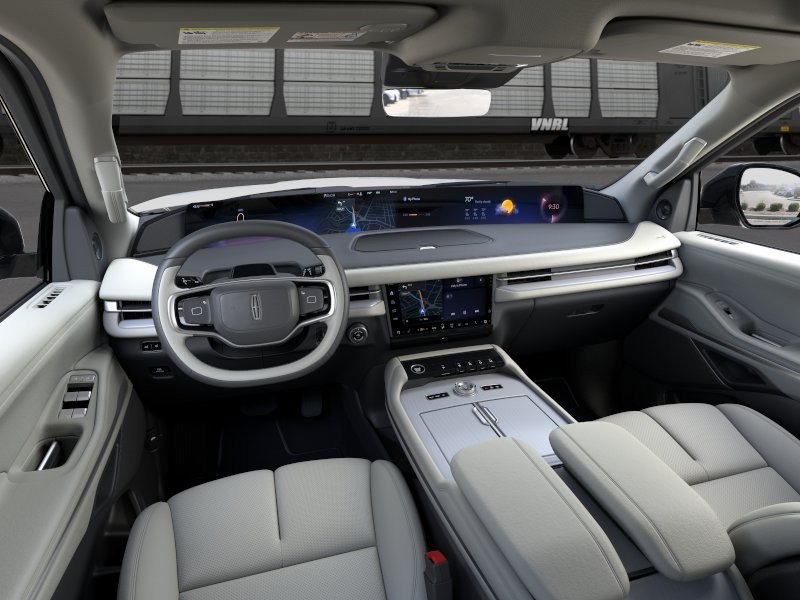 Lincoln Navigator Vehicle Full-screen Gallery Image 09