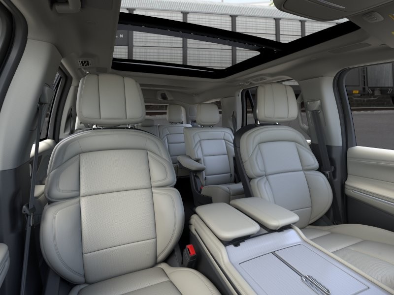 Lincoln Navigator Vehicle Full-screen Gallery Image 10