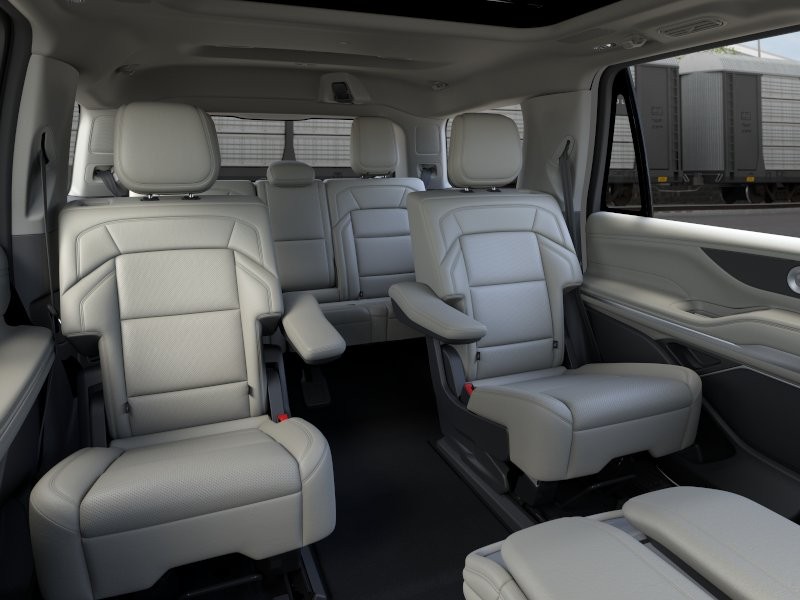 Lincoln Navigator Vehicle Full-screen Gallery Image 11