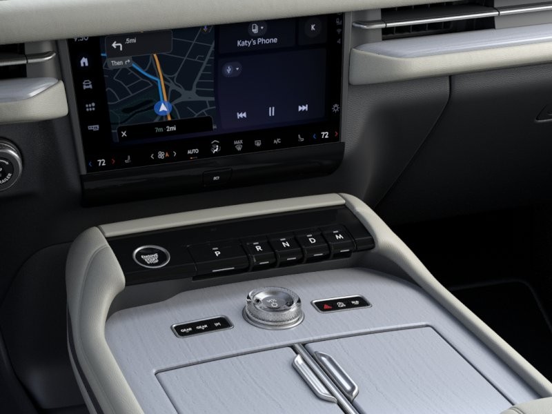Lincoln Navigator Vehicle Full-screen Gallery Image 15