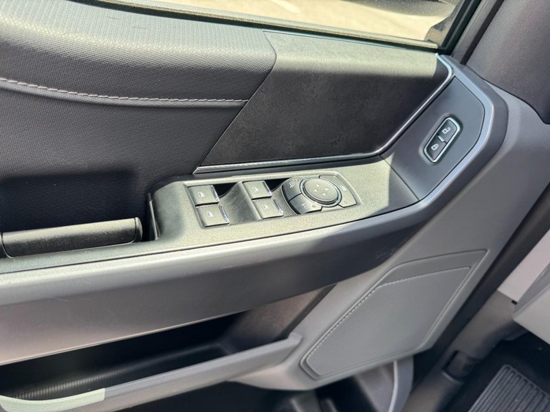 Ford F-150 Vehicle Full-screen Gallery Image 25