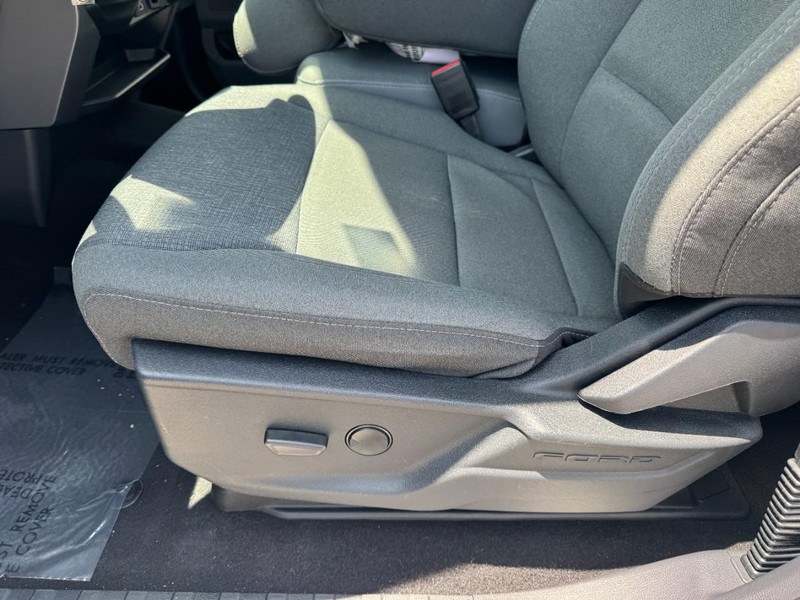 Ford F-150 Vehicle Full-screen Gallery Image 26