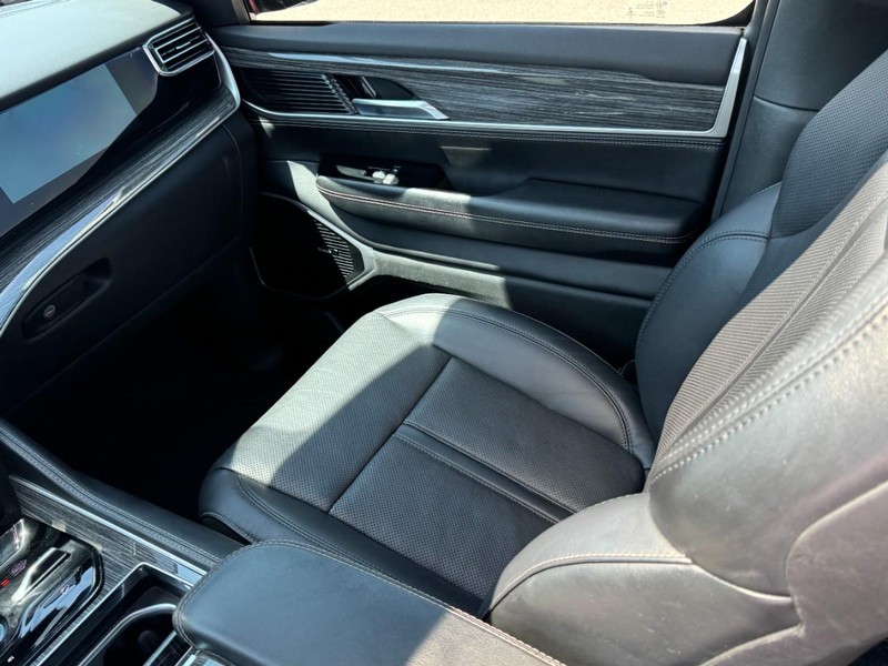 Jeep Wagoneer Vehicle Full-screen Gallery Image 11