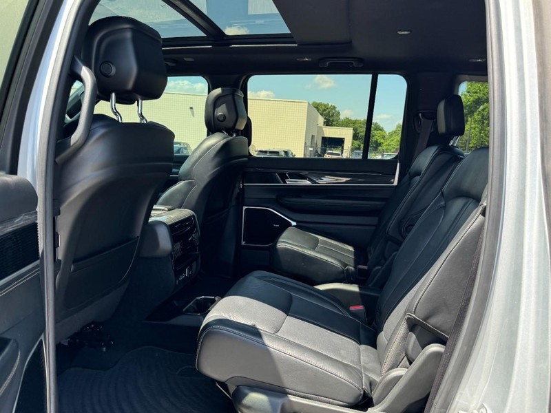 Jeep Wagoneer Vehicle Full-screen Gallery Image 12