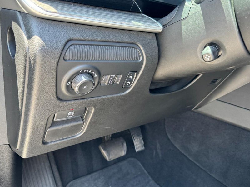 Jeep Wagoneer Vehicle Full-screen Gallery Image 14