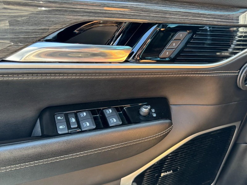 Jeep Wagoneer Vehicle Full-screen Gallery Image 25