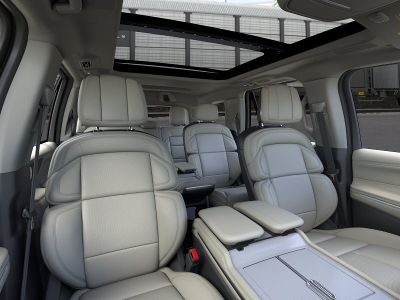 Lincoln Navigator Vehicle Full-screen Gallery Image 10