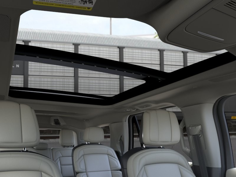 Lincoln Navigator Vehicle Full-screen Gallery Image 22
