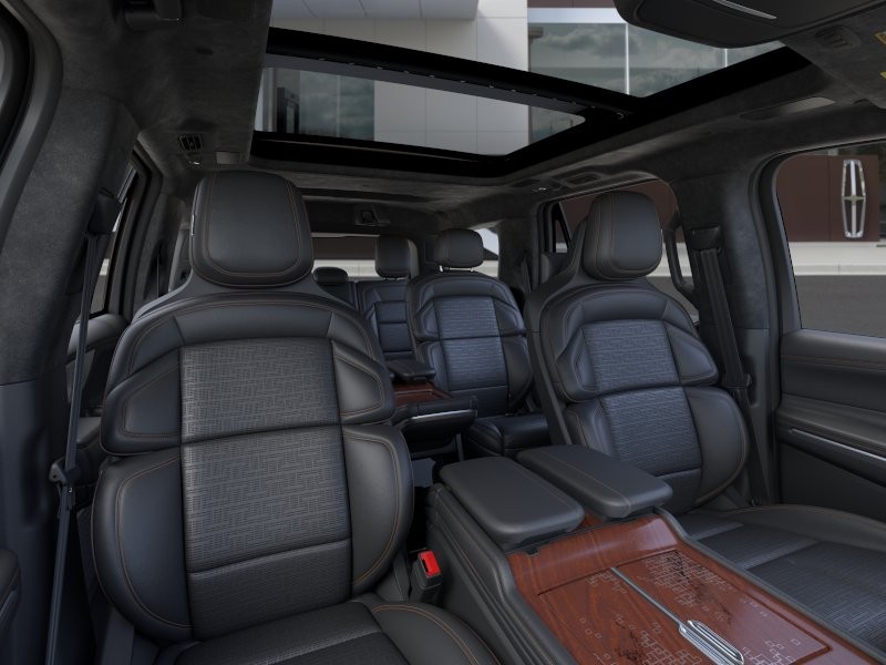 Lincoln Navigator Vehicle Full-screen Gallery Image 10