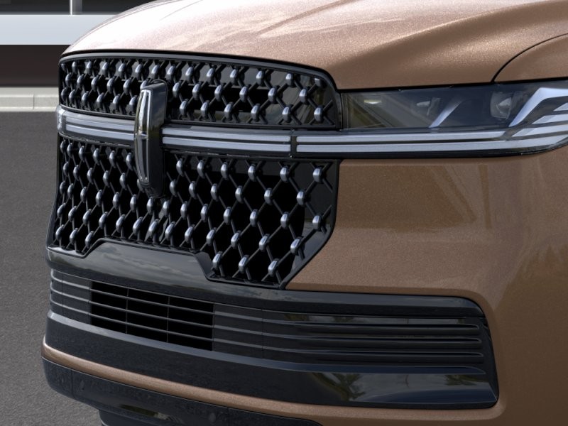 Lincoln Navigator Vehicle Full-screen Gallery Image 17