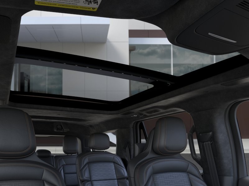 Lincoln Navigator Vehicle Full-screen Gallery Image 22