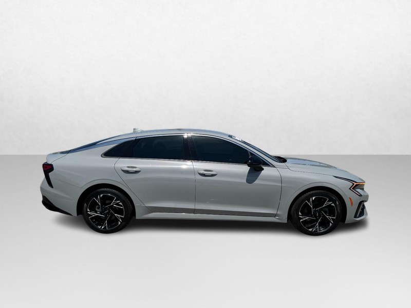 Kia K5 Vehicle Full-screen Gallery Image 04