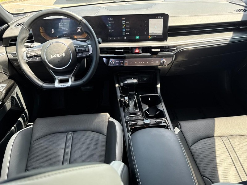 Kia K5 Vehicle Full-screen Gallery Image 09