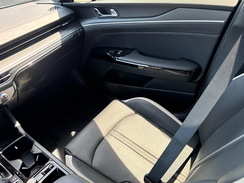 Kia K5 Vehicle Full-screen Gallery Image 11