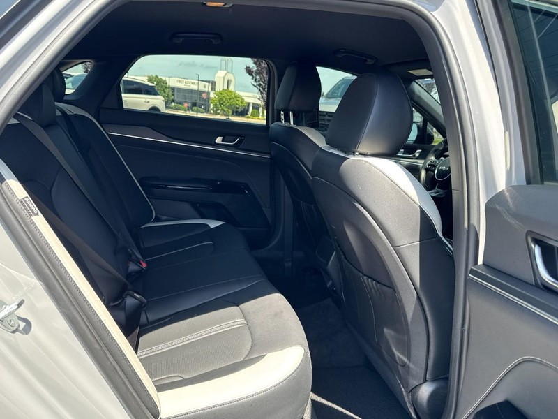 Kia K5 Vehicle Full-screen Gallery Image 13