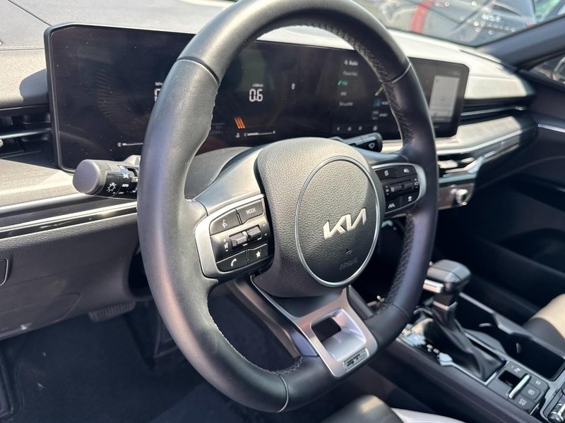 Kia K5 Vehicle Full-screen Gallery Image 15