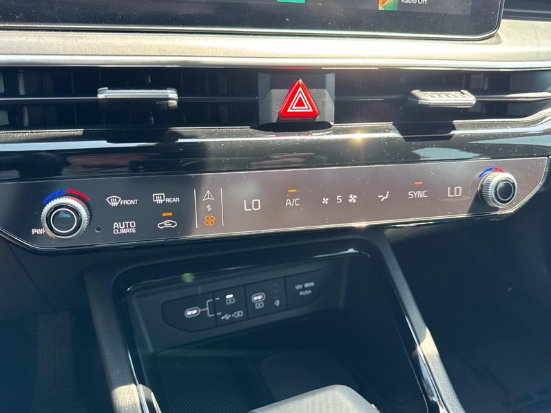 Kia K5 Vehicle Full-screen Gallery Image 17