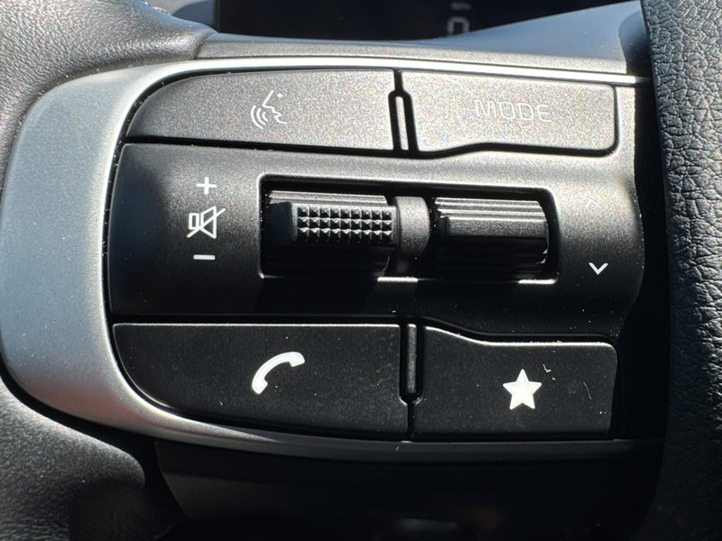 Kia K5 Vehicle Full-screen Gallery Image 18