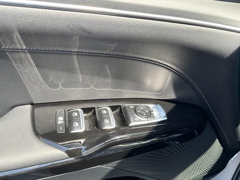 Kia K5 Vehicle Full-screen Gallery Image 25