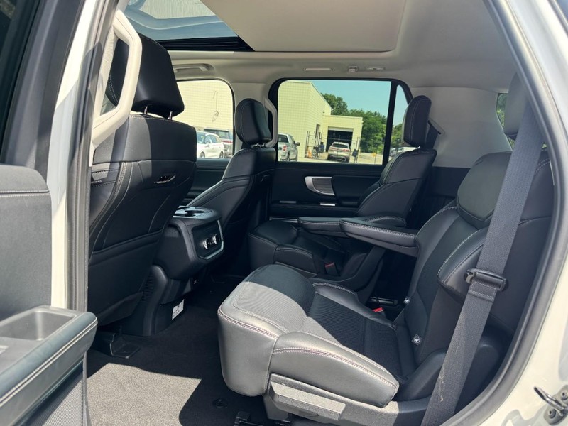 Ford Expedition Vehicle Full-screen Gallery Image 12