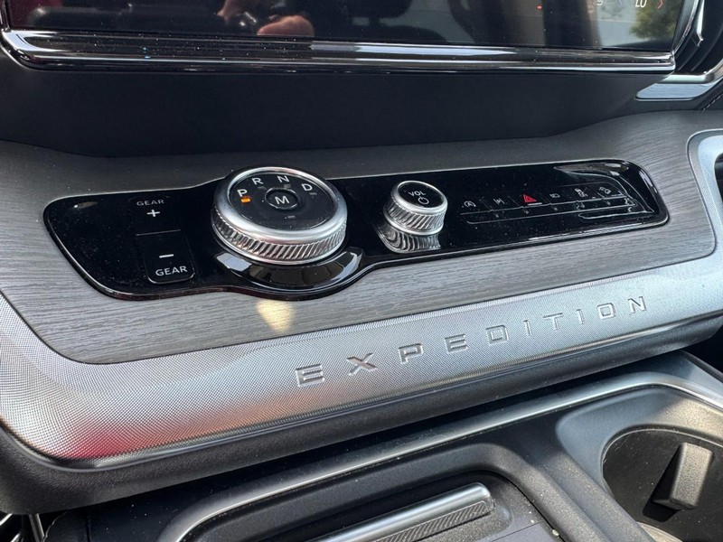 Ford Expedition Vehicle Full-screen Gallery Image 17