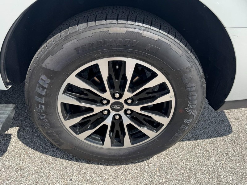 Ford Expedition Vehicle Full-screen Gallery Image 26