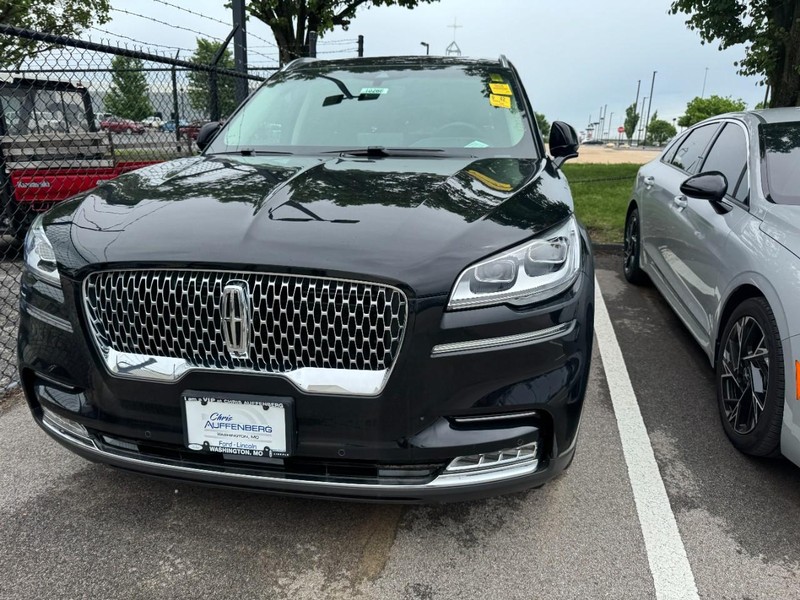 Lincoln Aviator Vehicle Full-screen Gallery Image 02