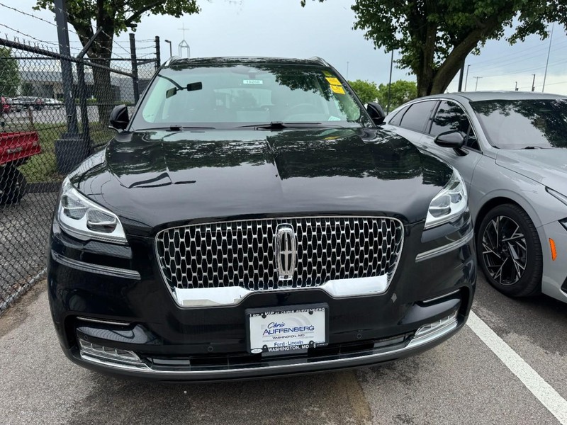 Lincoln Aviator Vehicle Full-screen Gallery Image 03