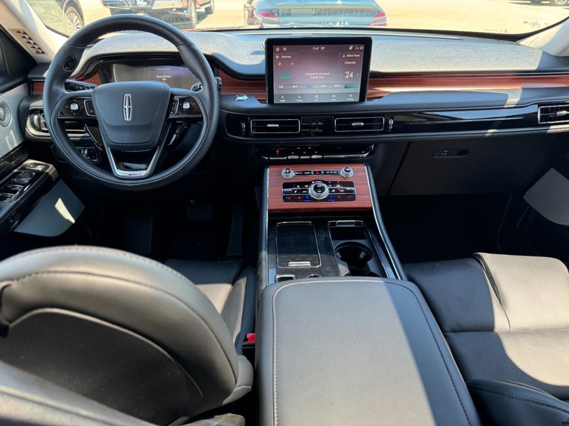 Lincoln Aviator Vehicle Full-screen Gallery Image 09