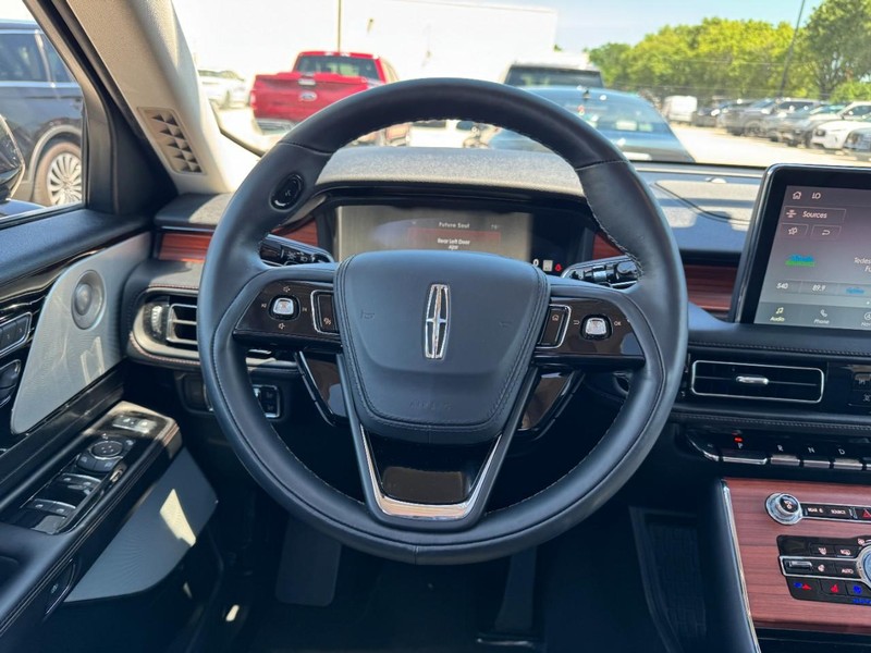 Lincoln Aviator Vehicle Full-screen Gallery Image 10