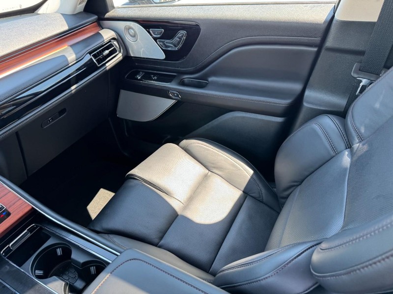 Lincoln Aviator Vehicle Full-screen Gallery Image 11