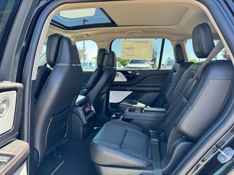Lincoln Aviator Vehicle Full-screen Gallery Image 12