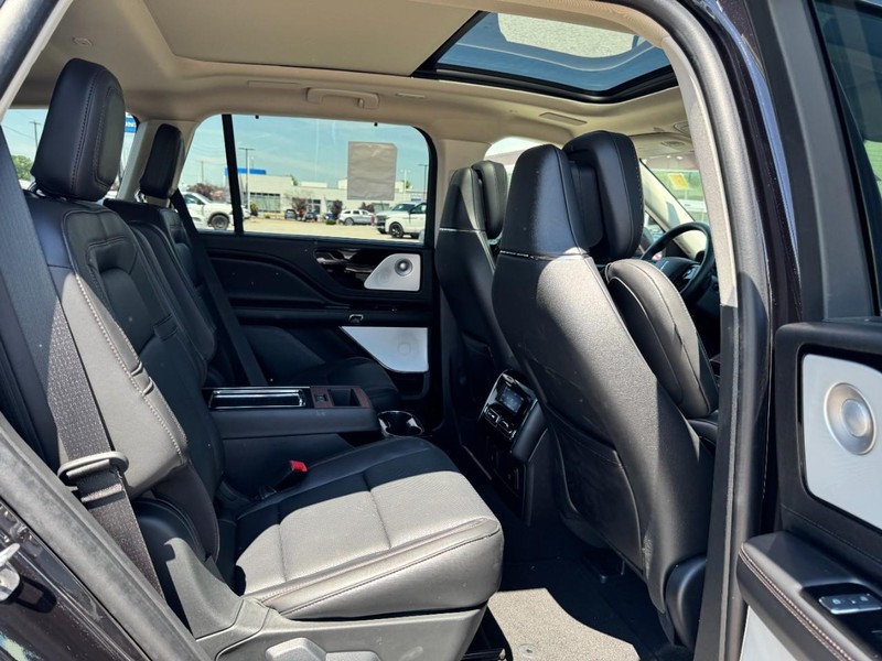 Lincoln Aviator Vehicle Full-screen Gallery Image 13