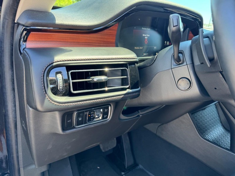 Lincoln Aviator Vehicle Full-screen Gallery Image 14