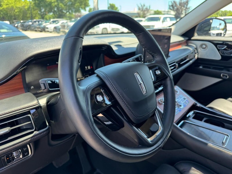 Lincoln Aviator Vehicle Full-screen Gallery Image 15