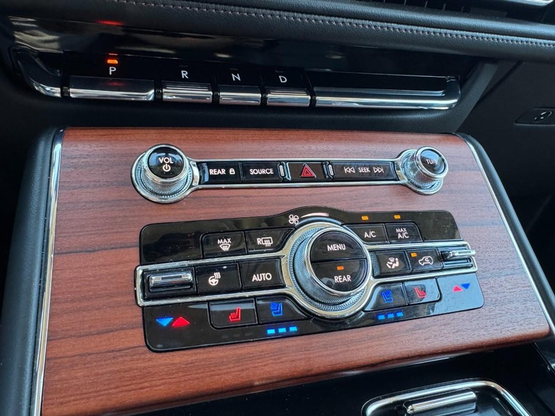 Lincoln Aviator Vehicle Full-screen Gallery Image 17