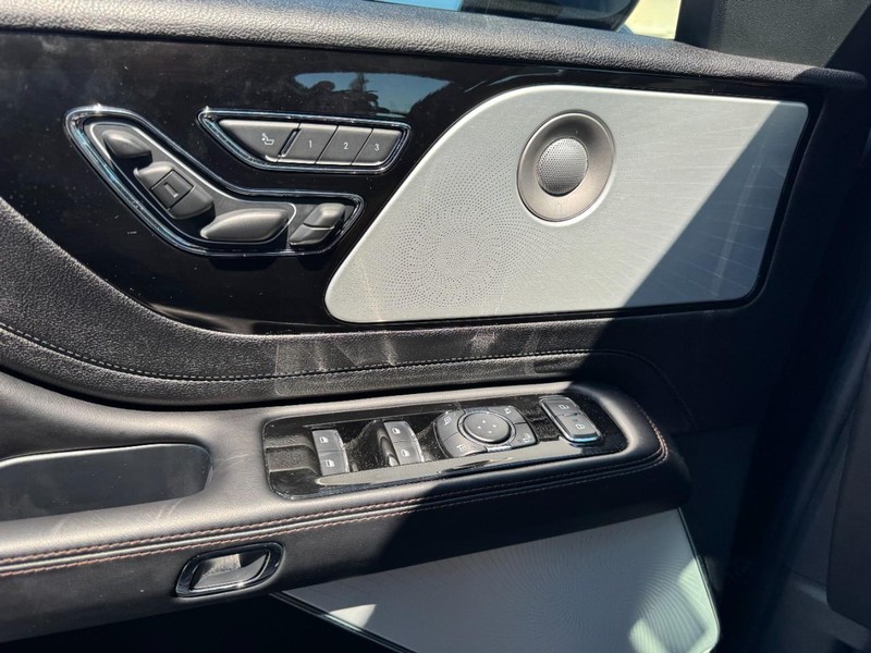 Lincoln Aviator Vehicle Full-screen Gallery Image 25